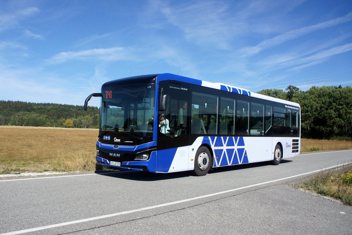 Bus Rheinland-Pfalz / Rhein-Nahe Nahverkehrsverbund (RNN): MAN Lion's Intercity LE (SIM-SR 576) von Scherer Reisen, aufgenommen im September 2022 in der Nähe von Schauren, einer Ortsgemeinde im Landkreis Birkenfeld.