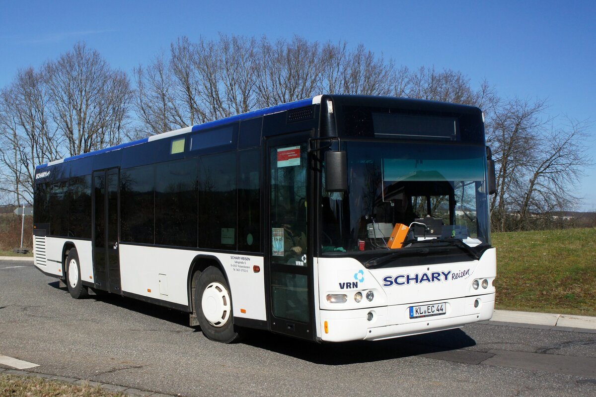 Bus Rheinland-Pfalz / Verkehrsverbund Rhein-Neckar: Neoplan Centroliner Ü (KL-EC 44) von Schary-Reisen GbR, aufgenommen im Februar 2022 in Sembach, einer Ortsgemeinde im Landkreis Kaiserslautern.