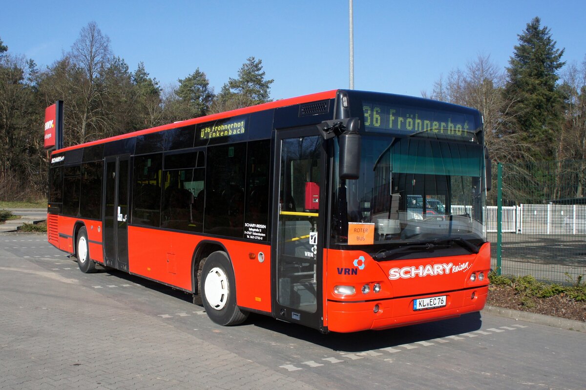 Bus Rheinland-Pfalz / Verkehrsverbund Rhein-Neckar: Neoplan Centroliner Ü (KL-EC 76) von Schary-Reisen GbR, aufgenommen im Februar 2023 in Mehlingen, einer Ortsgemeinde der Verbandsgemeinde Enkenbach-Alsenborn im Landkreis Kaiserslautern.