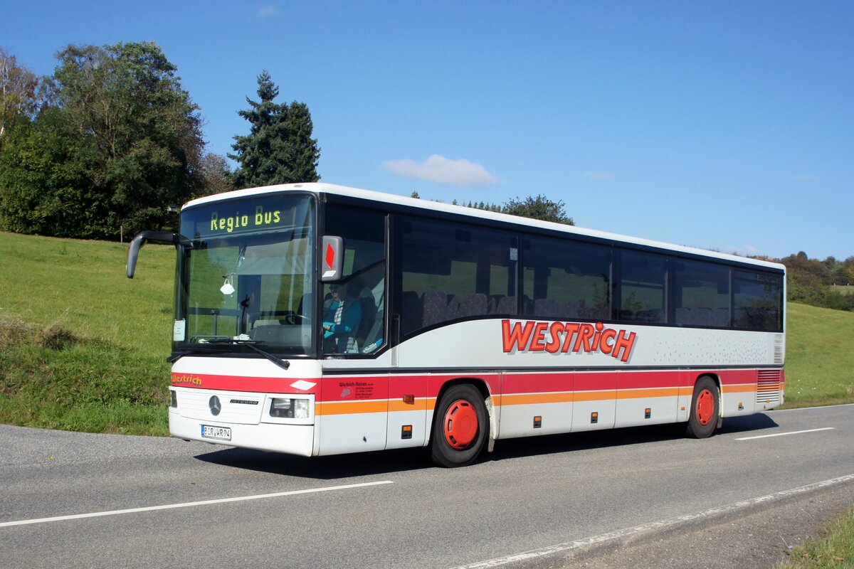 Bus Rheinland-Pfalz: Mercedes-Benz Integro (BIR-WR 94) vom Omnibusbetrieb Westrich Reisen GmbH, aufgenommen im Oktober 2021 in der Nähe von Herborn, einer Ortsgemeinde im Landkreis Birkenfeld. 