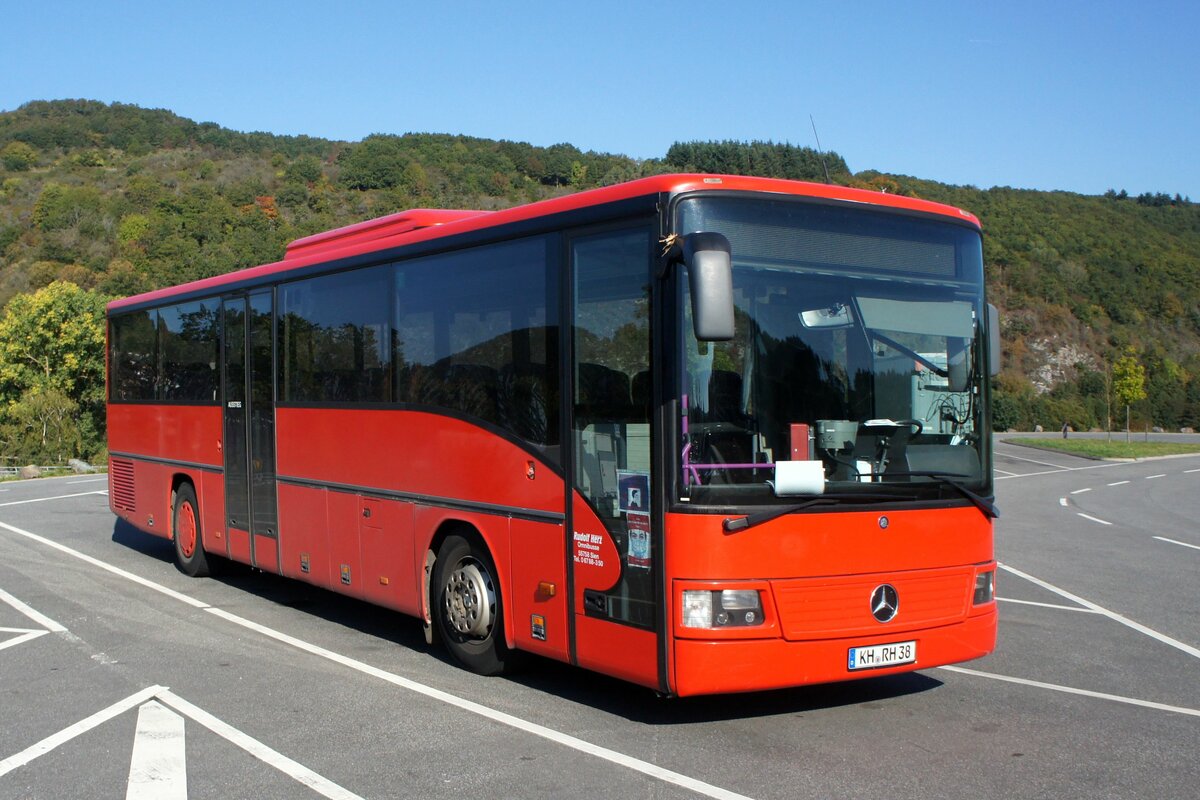 Bus Rheinland-Pfalz: Mercedes-Benz Integro (KH-RH 38) der Rudolf Herz GmbH & Co. KG, aufgenommen im Oktober 2021 im Stadtgebiet von Idar-Oberstein, einer kreisangehrigen Stadt im Landkreis Birkenfeld.