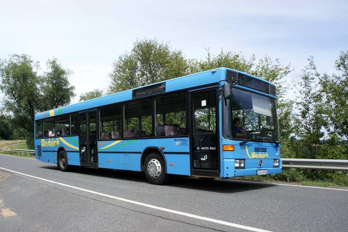 Bus Rheinland-Pfalz: Mercedes-Benz O 405 N (BIR-WR 46) vom Omnibusbetrieb Westrich Reisen GmbH, aufgenommen im Juli 2022 in der Nhe von Herborn, einer Ortsgemeinde im Landkreis Birkenfeld.