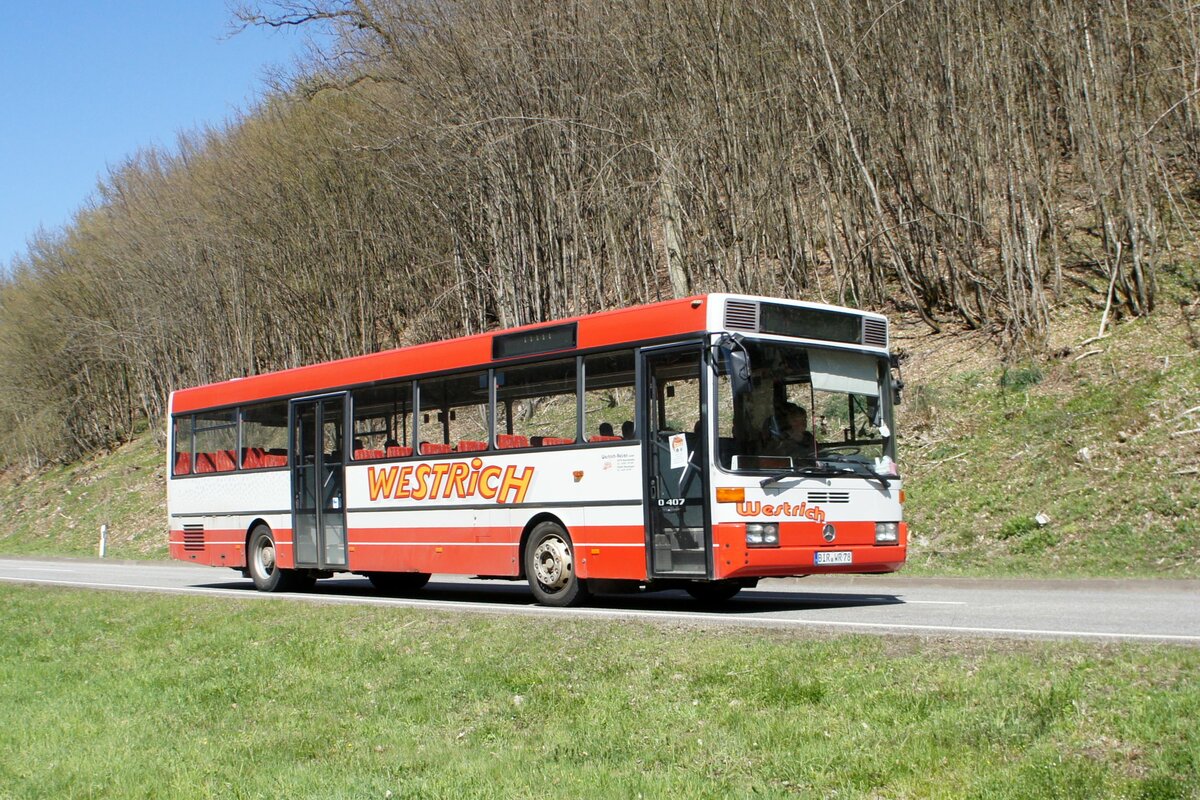 Bus Rheinland-Pfalz: Mercedes-Benz O 407 (BIR-WR 78) vom Omnibusbetrieb Westrich Reisen GmbH, aufgenommen im April 2021 in der Nähe von Herrstein, einer Ortsgemeinde im Landkreis Birkenfeld.