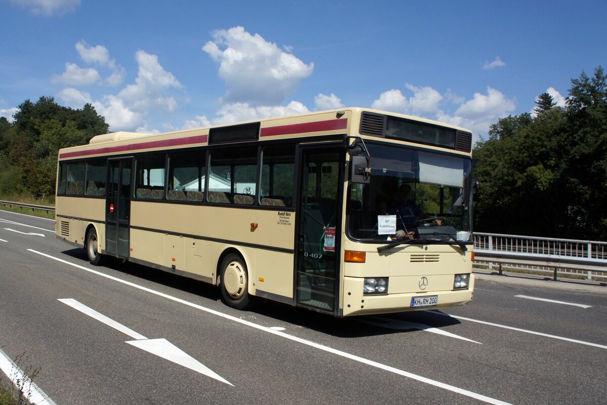 Bus Rheinland-Pfalz: Mercedes-Benz O 407 (KH-RH 200) der Rudolf Herz GmbH & Co. KG, aufgenommen im September 2021 in der Nähe von Herrstein, einer Ortsgemeinde im Landkreis Birkenfeld.