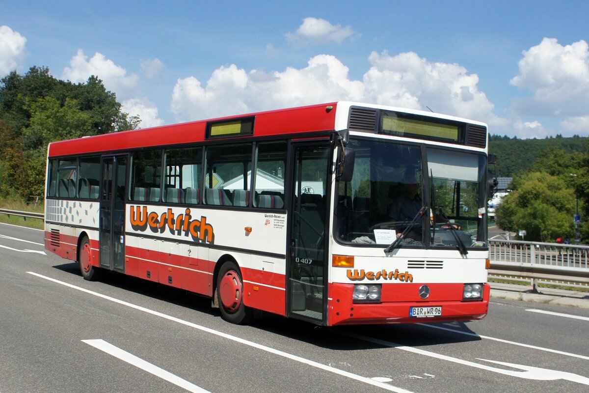 Bus Rheinland-Pfalz: Mercedes-Benz O 407 (BIR-WR 96) vom Omnibusbetrieb Westrich Reisen GmbH, aufgenommen im September 2021 in der Nhe von Herrstein, einer Ortsgemeinde im Landkreis Birkenfeld.