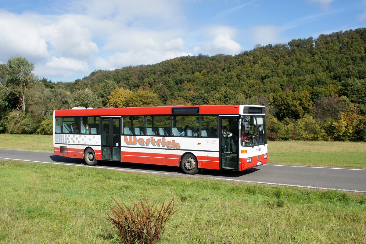 Bus Rheinland-Pfalz: Mercedes-Benz O 407 (BIR-WR 50) vom Omnibusbetrieb Westrich Reisen GmbH, aufgenommen im Oktober 2021 in der Nähe von Herrstein, einer Ortsgemeinde im Landkreis Birkenfeld.