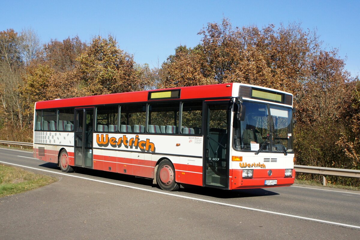 Bus Rheinland-Pfalz: Mercedes-Benz O 407 (BIR-WR 96) vom Omnibusbetrieb Westrich Reisen GmbH, aufgenommen im November 2021 in der Nhe von Herrstein, einer Ortsgemeinde im Landkreis Birkenfeld.