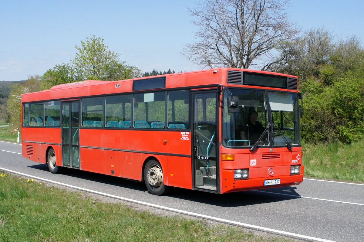 Bus Rheinland-Pfalz: Mercedes-Benz O 407 (KH-RH 717) der Rudolf Herz GmbH & Co. KG, aufgenommen im April 2022 in der Nähe von Sienhachenbach, einer Ortsgemeinde im Landkreis Birkenfeld.