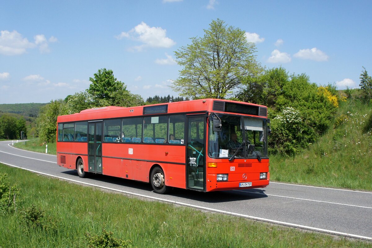 Bus Rheinland-Pfalz: Mercedes-Benz O 407 (KH-RH 789) der Rudolf Herz GmbH & Co. KG, aufgenommen im Mai 2022 in der Nähe von Sienhachenbach, einer Ortsgemeinde im Landkreis Birkenfeld.