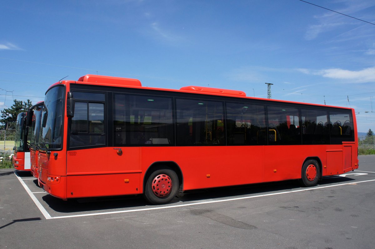Bus Rheinland-Pfalz: Volvo 8700 LE vom Reisedienst Hermani, aufgenommen im Juli 2016 am Bahnhof in Gau-Algesheim (Landkreis Mainz-Bingen).