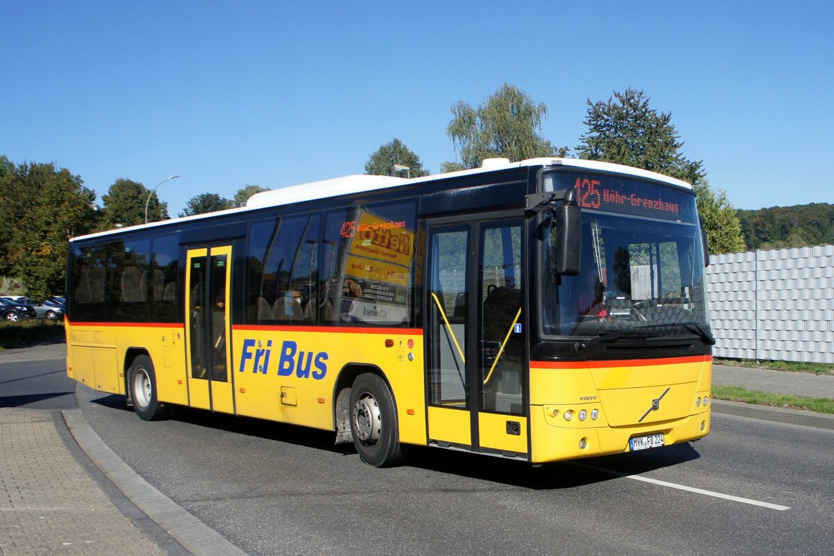 Bus Rheinland-Pfalz: Volvo 8700 LE (MYK-FB 224) vom Verkehrsunternehmen FriBus, aufgenommen im September 2022 im Stadtgebiet von Höhr-Grenzhausen (Westerwaldkreis).