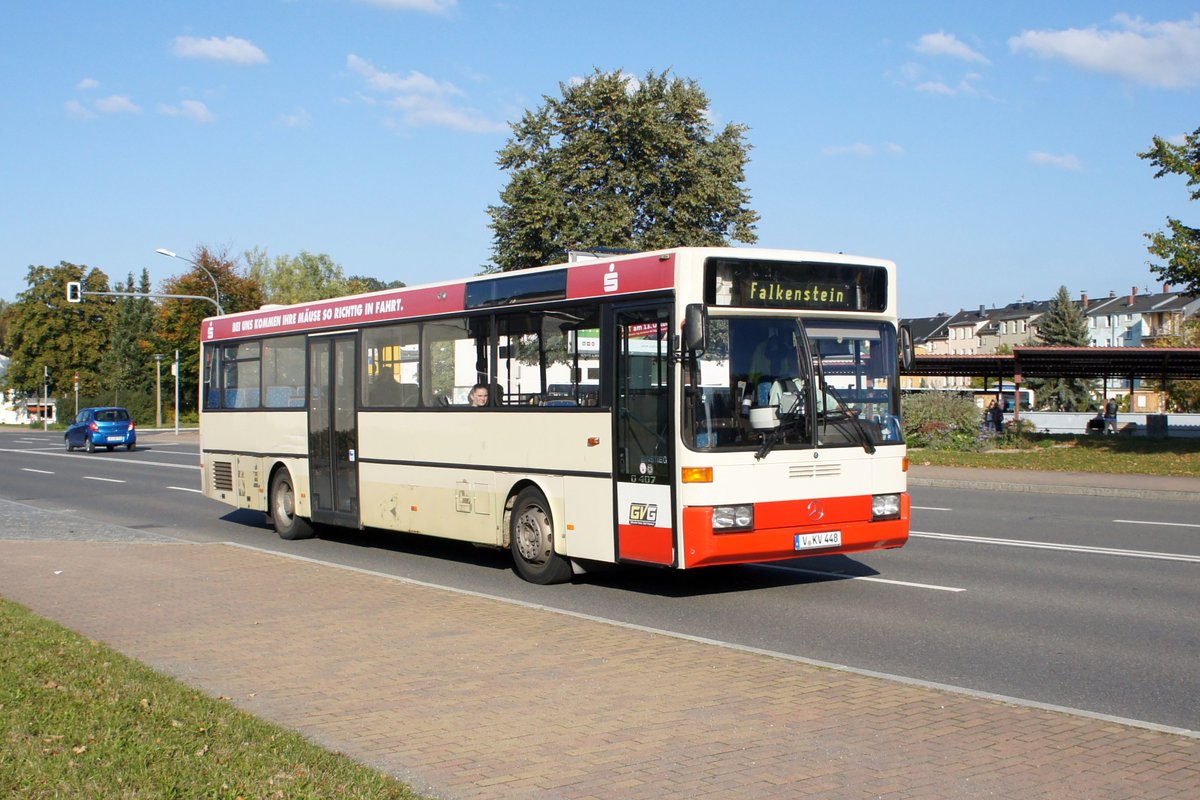 Bus Rodewisch / Bus Vogtland: Mercedes-Benz O 405 mit einflügeliger Vordertür (V-KV 448) der Göltzschtal-Verkehr GmbH Rodewisch (GVG), aufgenommen im Oktober 2019 am Busbahnhof von Rodewisch. Der Bus besitzt eine (nachträglich eingebaute) Vordertür eines Mercedes-Benz O 407. Das es sich bei diesem Fahrzeug dennoch um einen der wenigen Mercedes-Benz O 405 mit einflügeliger Vordertür handelt, ist unter anderem an der Fensteraufteilung ersichtlich.