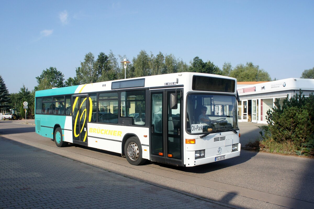 Bus Sachsen: Mercedes-Benz O 405 N (FG-UB 350) vom Reisedienst Brückner, aufgenommen im August 2023 in Lichtenau, einer Gemeinde im Landkreis Mittelsachsen.