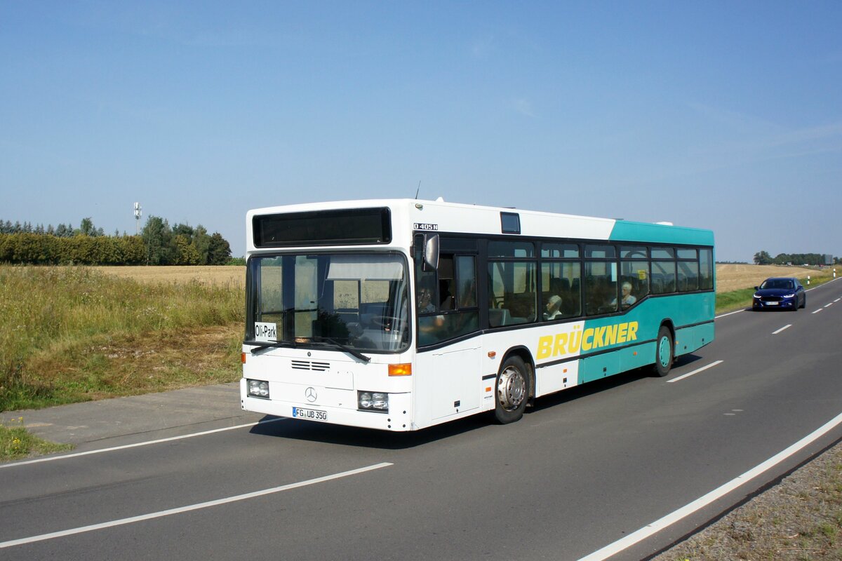 Bus Sachsen: Mercedes-Benz O 405 N (FG-UB 350) vom Reisedienst Brückner, aufgenommen im August 2023 in Lichtenau, einer Gemeinde im Landkreis Mittelsachsen.