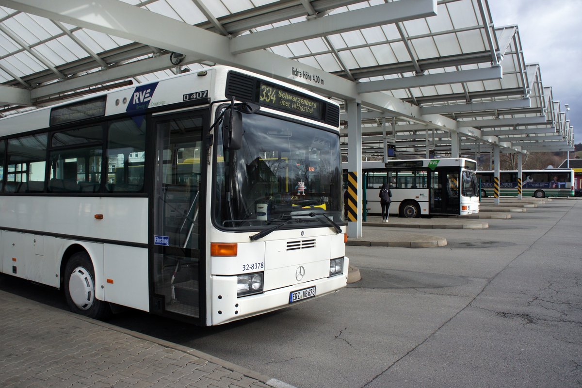 Bus Schwarzenberg / Bus Erzgebirge: Mercedes-Benz O 407 (ERZ-VB 678) sowie MAN EL (ASZ-BV 24) der RVE (Regionalverkehr Erzgebirge GmbH), aufgenommen im Februar 2020 am Bahnhof von Schwarzenberg / Erzgebirge.