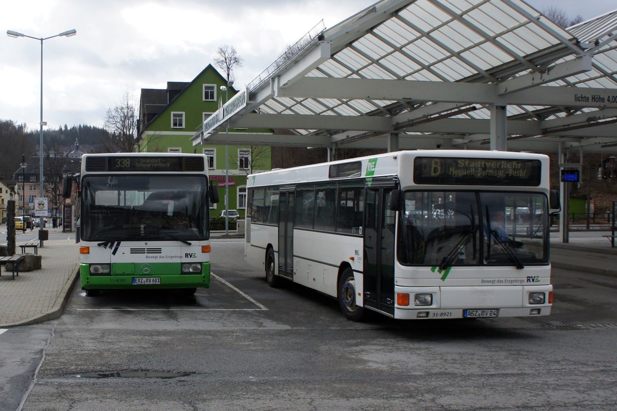 Bus Schwarzenberg / Stadtbus Schwarzenberg / Bus Erzgebirge: Mercedes-Benz O 407 (ERZ-RV 681) sowie MAN EL (ASZ-BV 24) der RVE (Regionalverkehr Erzgebirge GmbH), aufgenommen im Februar 2020 am Bahnhof von Schwarzenberg / Erzgebirge.