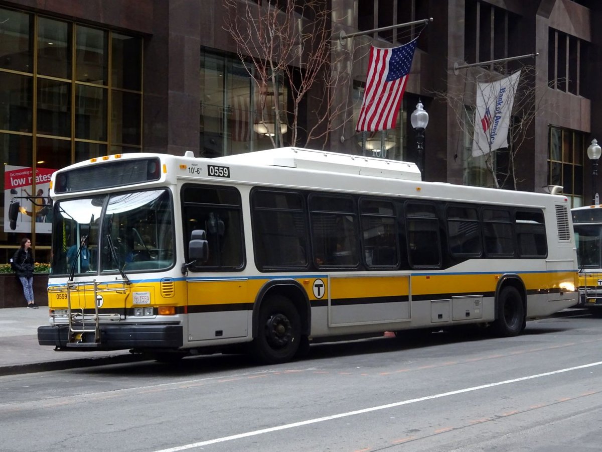 Bus United States of America (USA): Stadtbus Boston (Massachusetts): Neoplan AN440LF der Massachusetts Bay Transportation Authority (MBTA), aufgenommen im April 2016 in der Innenstadt von Boston (Massachusetts).