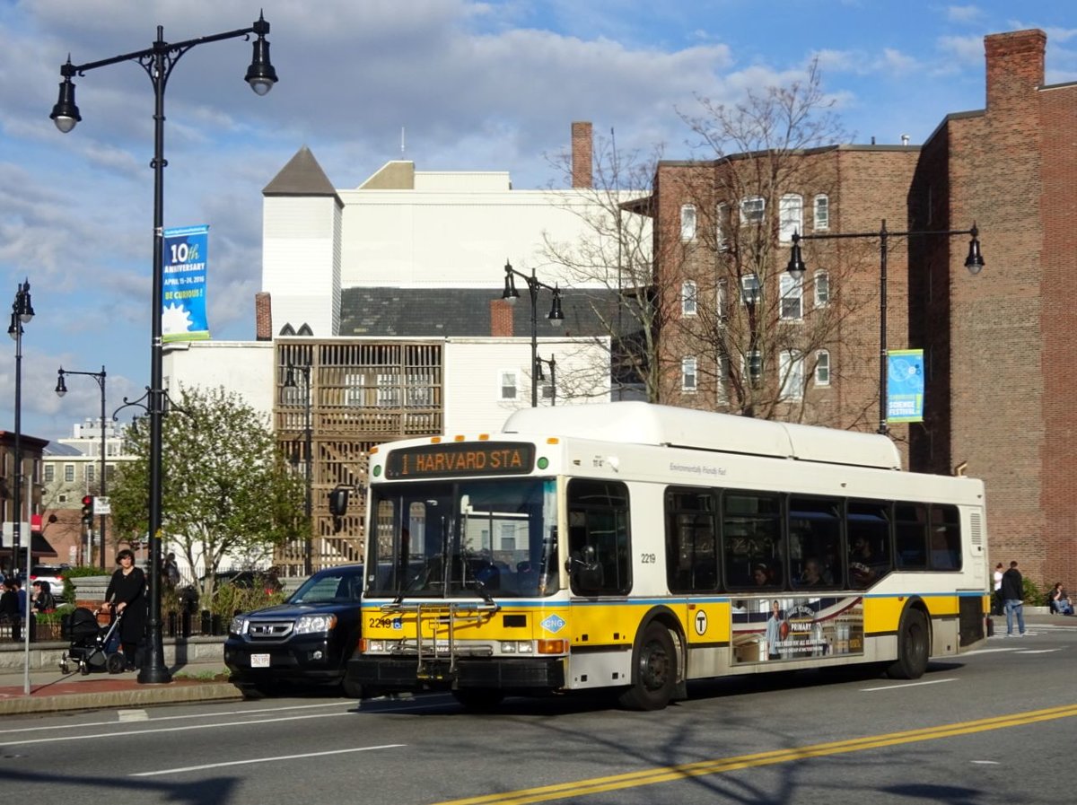 Bus United States of America (USA): Stadtbus Boston (Massachusetts): North American Bus Industries (NABI) 40-LFW Erdgasbus der Massachusetts Bay Transportation Authority (MBTA), aufgenommen im April 2016 im Stadtteil Cambridge in Boston (Massachusetts).