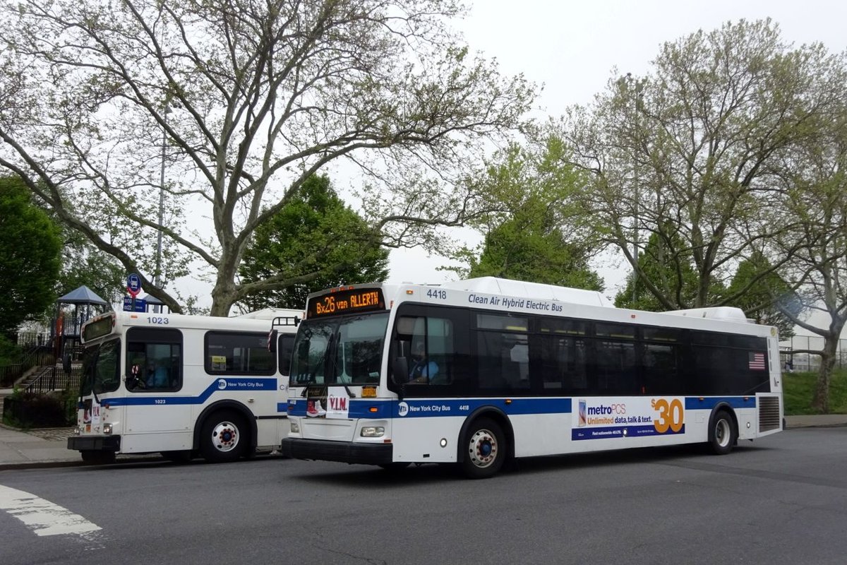 Bus United States of America (USA): Bus New York City (New York): Orion VII Next Generation (Hybridbus) sowie New Flyer Industries D60HF der Metropolitan Transportation Authority (MTA) / New York City Bus, aufgenommen im Mai 2016 am Bedford Park im Stadtteil Bronx in New York City.