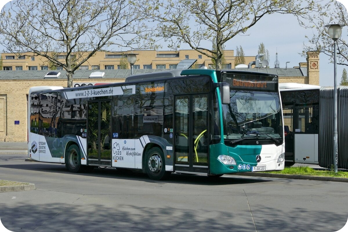 Busbetrieb Günter Anger, Mercedes-Benz Citaro C2 K am Potsdam Hbf. im Mai 2023.