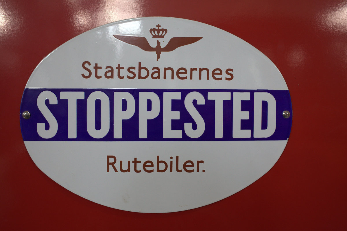 Bushaltestellenschild der Buslinien der DSB , gefunden im Eiesenbahnmuseum von Odense.
25.03.2017  12:34 Uhr.