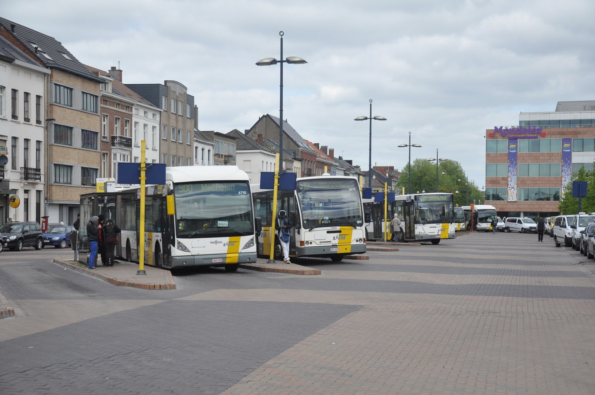 Bushof Mechelen mit verschiedene Fahrzeuge von De Lijn, aufgenommen 15.04.2014, zB. Van Hool AG300, Jonckheere Communo, VDL-Jonckheere Transit 2000