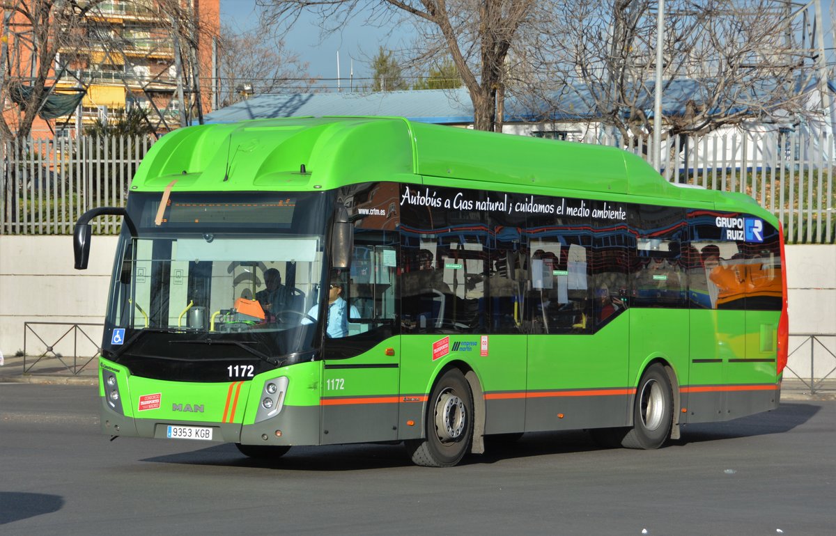 Busnummer 1172 von Empresa Martín S.A. (gehört zur Ruiz-Gruppe) mit der Kennzeichen 9353 KGB (MAN 18.310 HOCL GNC / Castrosúa Magnus Evolution) verlässt den Busbahnhof von Aluche in Madrid. 03.01.2019