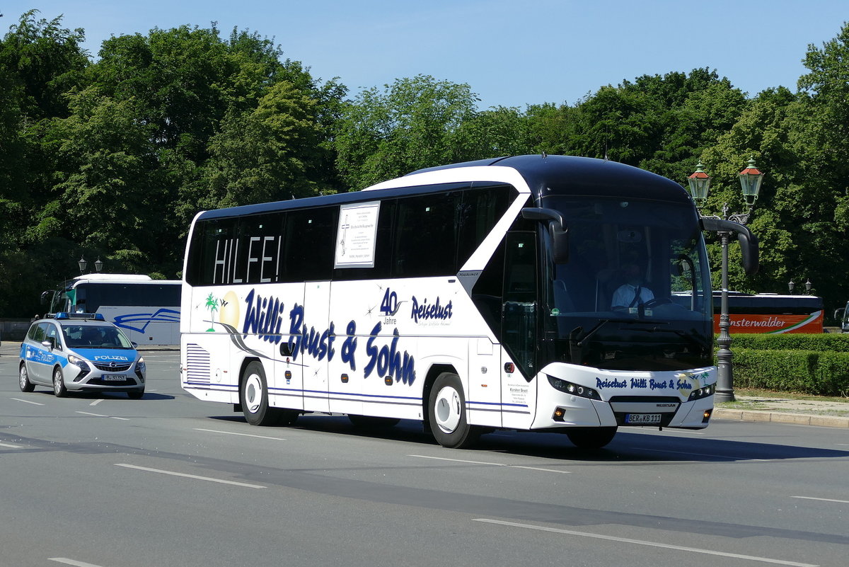 #busretten -Buskorso am Standort 'Großer Stern' in Berlin -Tiergarten am 27.05.2020, hier mit einem Neoplan Tourliner.