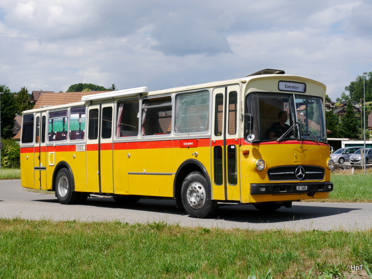 Bustag 2017 in Burgdorf - ex PTT Mercedes O 317 K als Wohnmobil mit Fototermin bei Wynigen am 25.06.2017