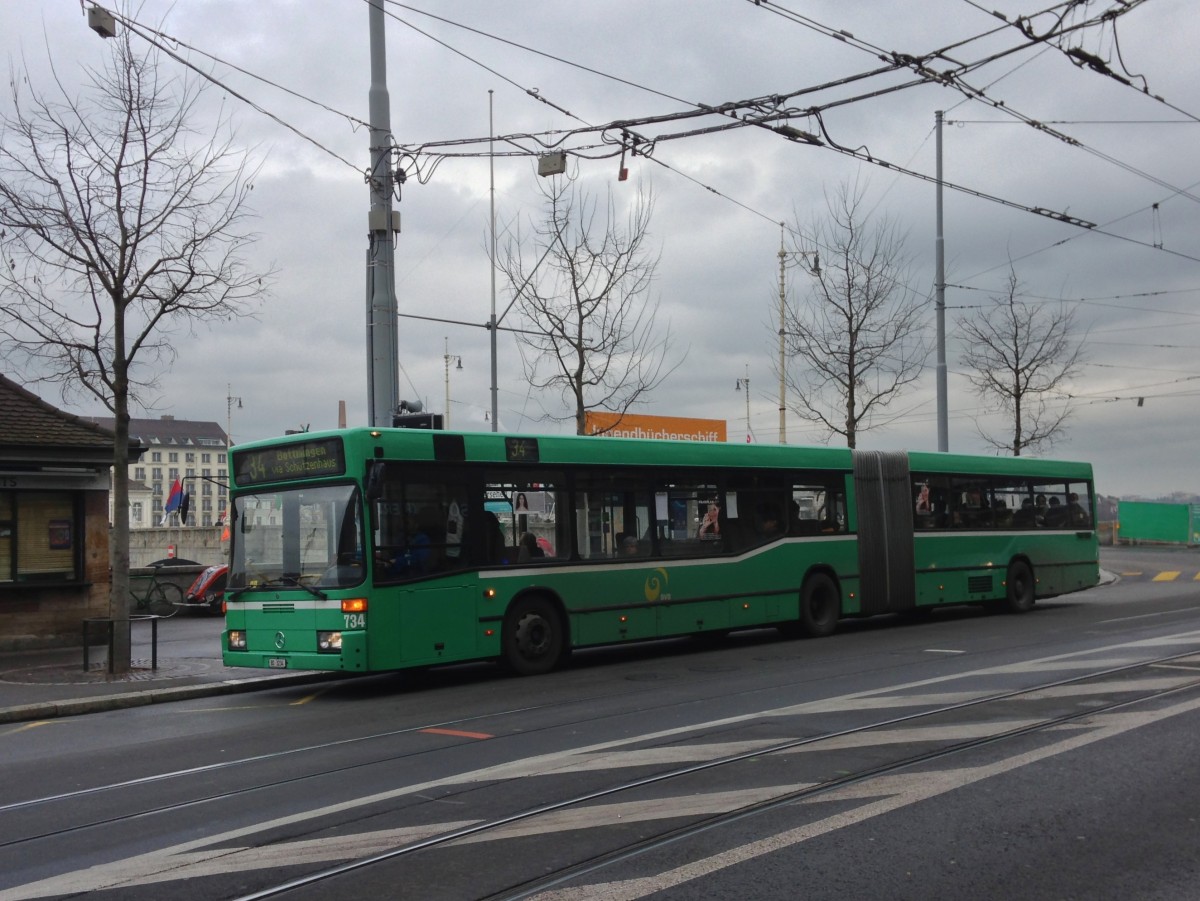 BVB MB 405GN Nr. 734 auf der Linie 34 an der Haltestelle Basel Schifflnde, 23.01.2014.
