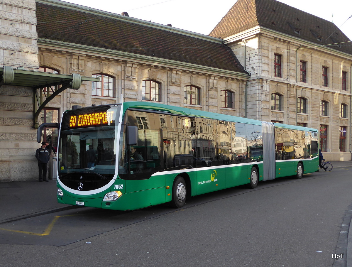 BVB - Mercedes Citaro  Nr.7052 unterwegs auf der Linie 50 vor dem Bahnhof Basel am 19.12.2015