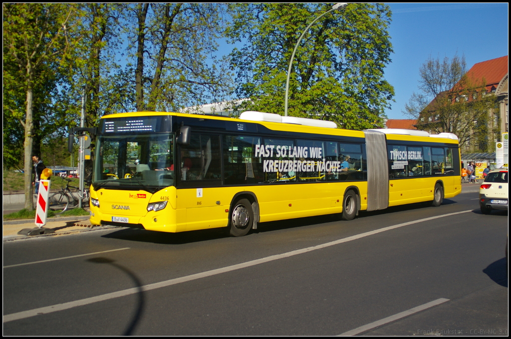 BVG 4436 vom Typ Scania Citywide LFA am 21.04.2015 am Bahnhof Spandau in Berlin-Spandau. Insgesamt sollen von dem Bustyp 156 Stück angeschafft werden. Die Busse sind im Innenbereich komplett barrierefrei. Angetrieben werden die 18 Meter langen Fahrzeuge mit einem Euro-6-Motor DC 09 mit 320 PS, der über ein 6-Gang-Automatikgetriebe von ZF die Hinterachse antreibt. Die Fahrzeuge bieten 129 Fahrgästen Platz. Das Fahrzeug bietet zwei größere Multifunktionsbereiche für Rollstühle und Kinderwagen. Durch die automatische Neigefunktion beträgt die Einstiegshöhe zwischen 25 und 27 cm. Für Menschen mit Sehbehinderung wurden die Displays vergrößert und haben jetzt weiße Schrift auf dunklem Hintergrund. Die beiden hinteren Türen sind mit Signallampen versehen um das Schließen der Türen auch optisch anzuzeigen.