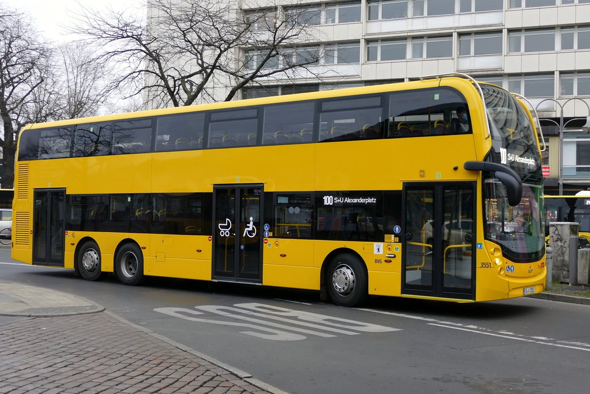 BVG Linie 100 mit dem Alexander Dennis ADL Enviro500,  Wagen '3551'. Berlin /Hardenbergplatz, Anfang Dezember 2020.