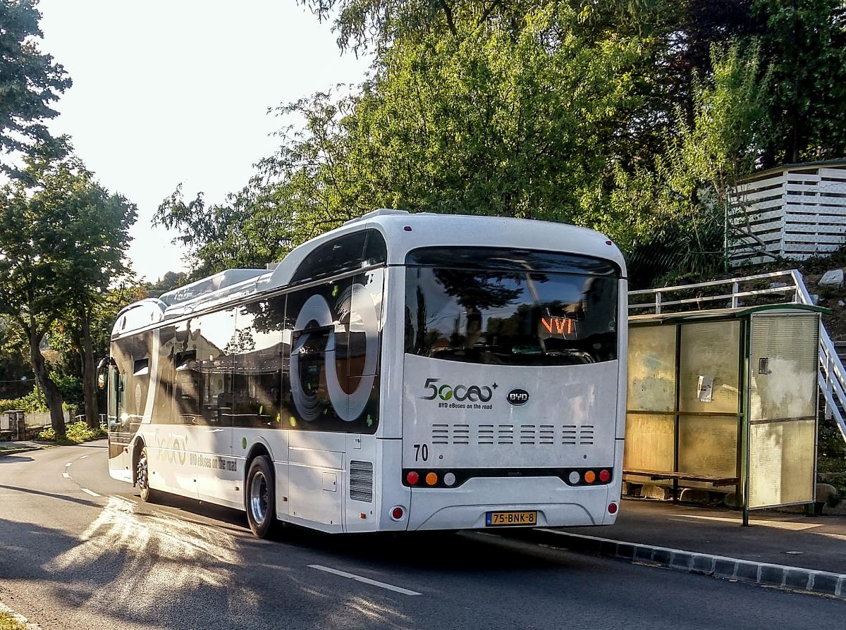 BYD eBUS verlässt eine Haltestelle beim Testfahrt in Pécs, Ungarn. Foto: Sommer, 2019.