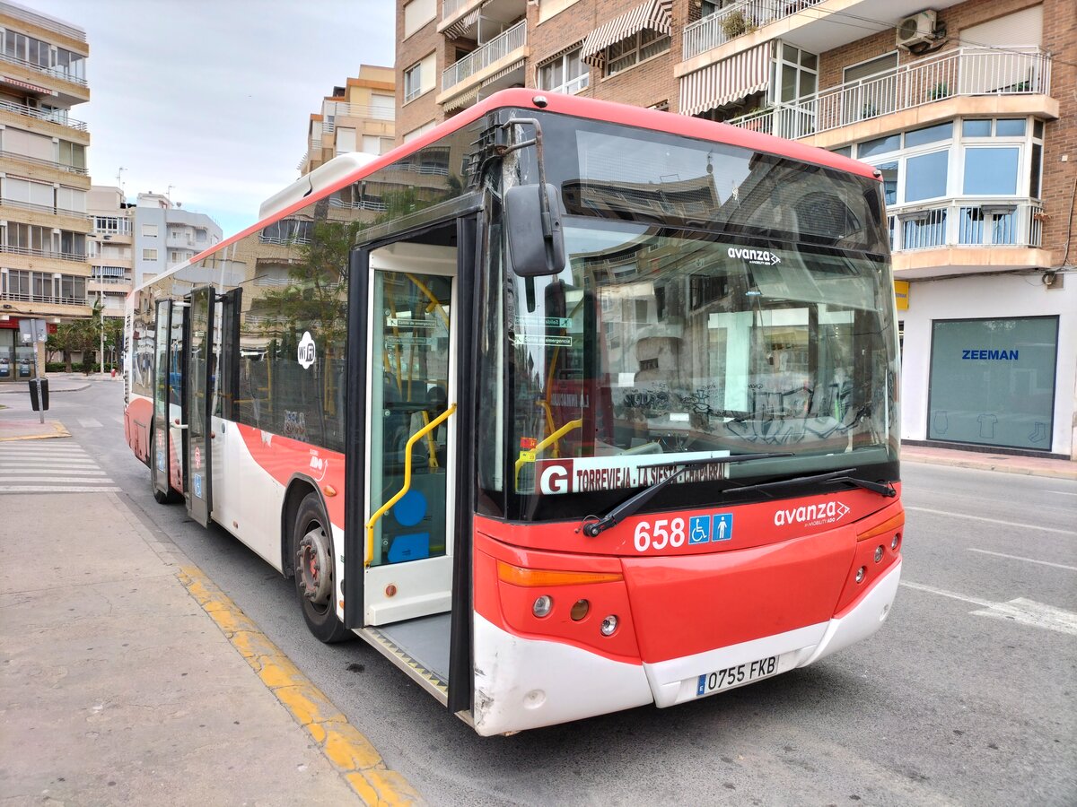 Castrosua City Versus, Wagen 658, Firma Avanza Torrevieja, wartet an der Haltestelle Eras de la Sal als Linie G in Torrevieja am 25.04.2024. Es handelt sich um den ehemaligen Wagen 109 der Firma SMT Parla in der Umgebung von Madrid.