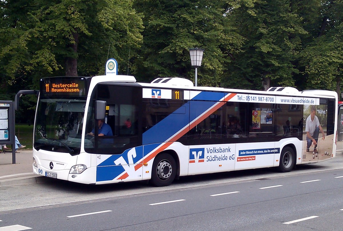 CeBus Celle ( CE-C 1583 ) steht am 16.07.2016 in Celle am Schlossplatz als Linie 11 nach Westercelle