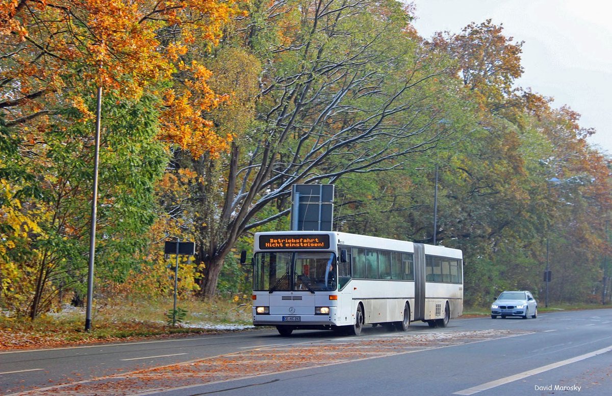 Celle, Nienburger Straße - Wagen 283 welcher in Hohne stationiert ist auf einrückfahrt ins Depot der Cebus. Der O405G ist Baujahr 2000. 09.11.16