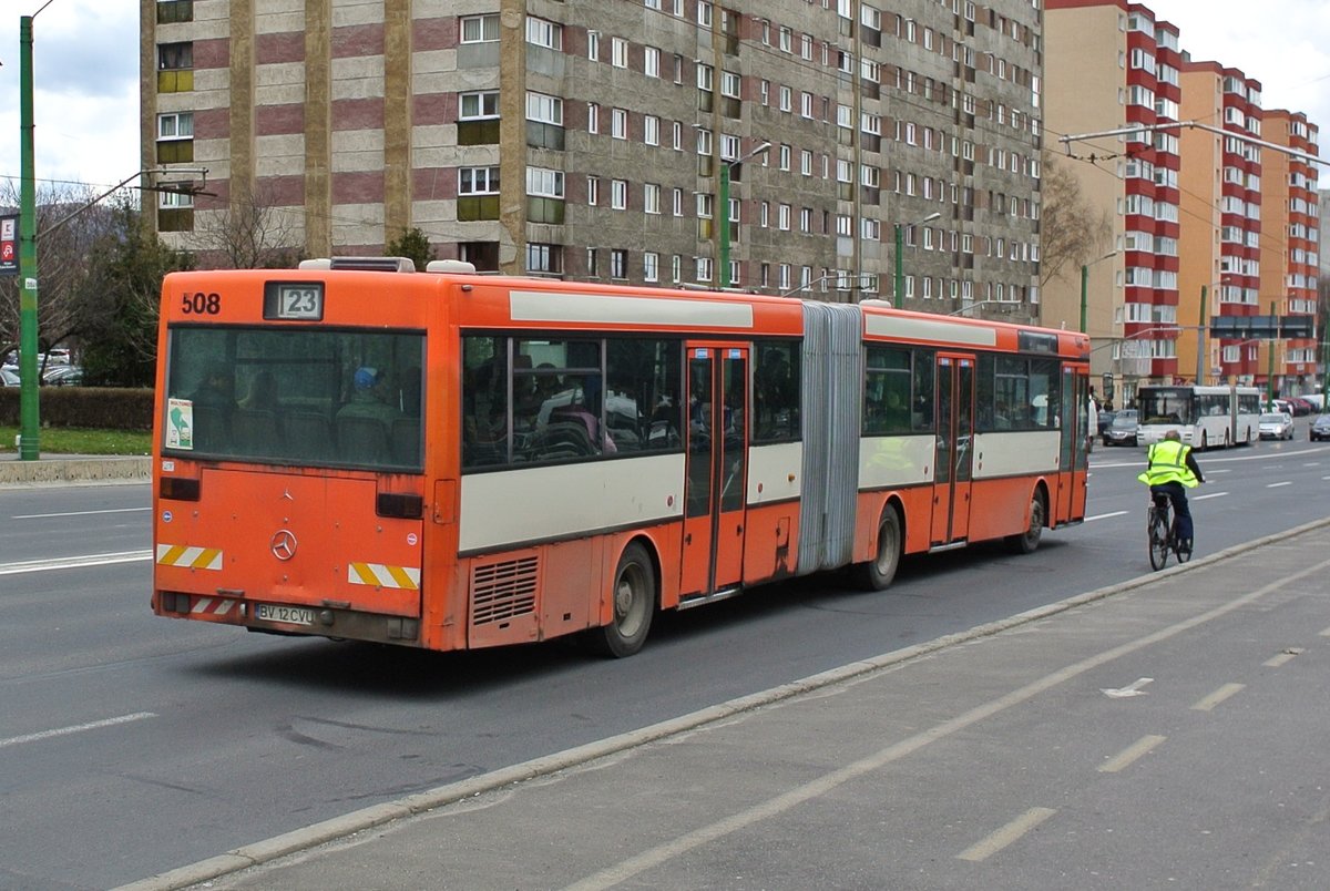 CH Busse in Rumnien: Ex. BSU 405 G (ex. Nr. 33) in Brasov, 02.04.2018.