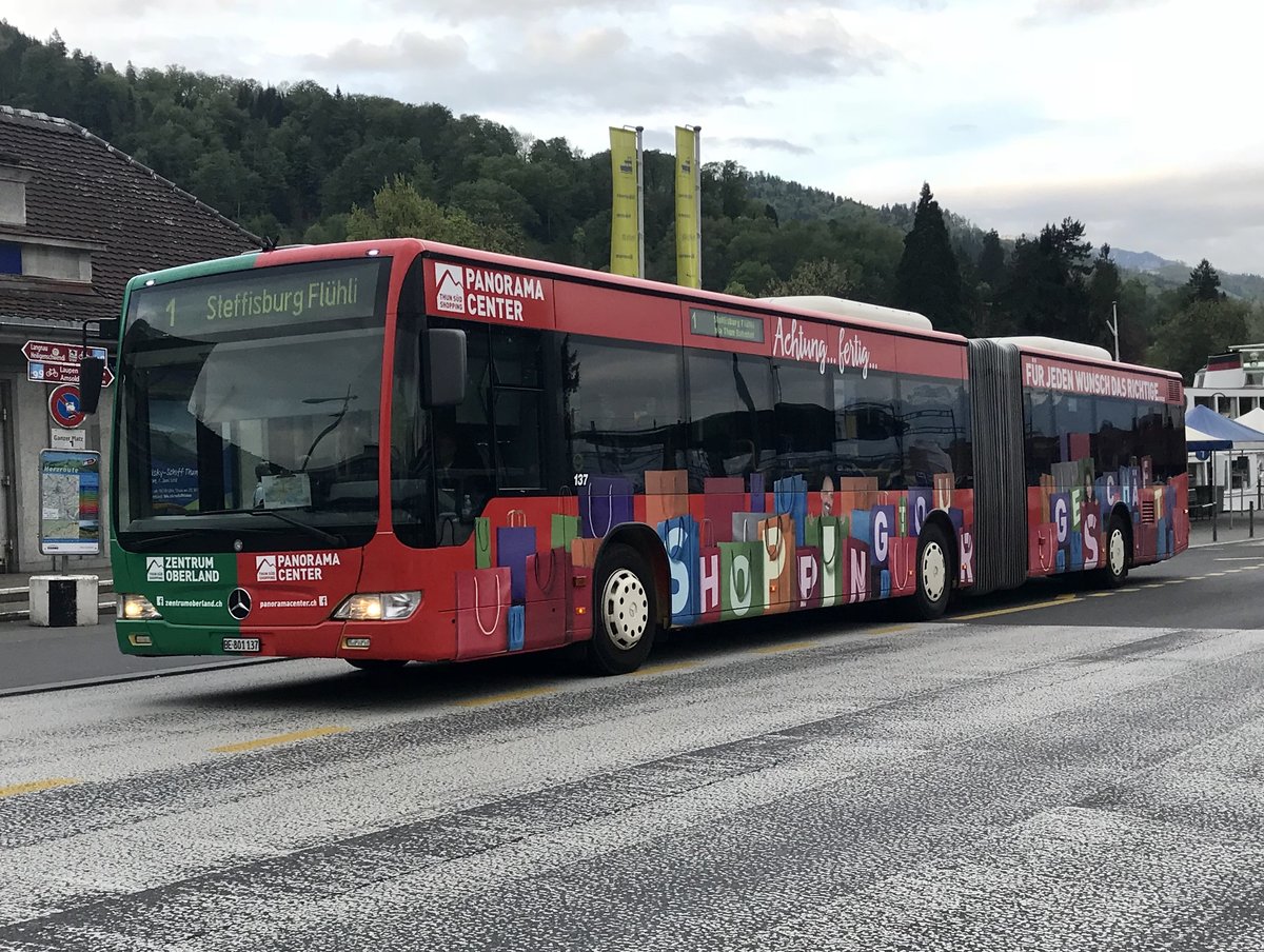Citaro Facelift 137 mit erneuerten Werbung für Zentrum Oberland / Panorama Center am 26.4.18 bei der Ankunft in Thun.
