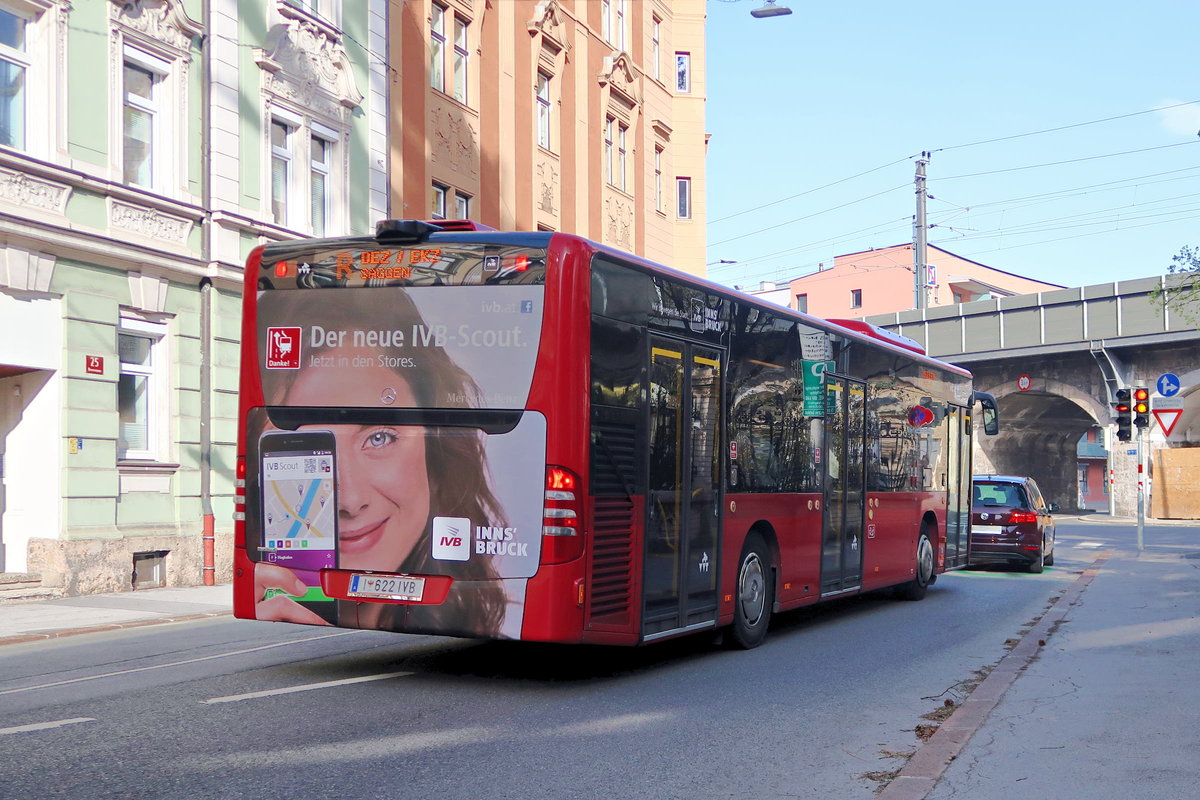 Citaro Facelift als Linie R der Innsbrucker Verkehrsbetriebe, Bus Nr. 622, macht heckseitig Werbung für die Fahrplan-App. Aufgenommen 8.4.2018 in der Bienerstraße in Innsbruck.