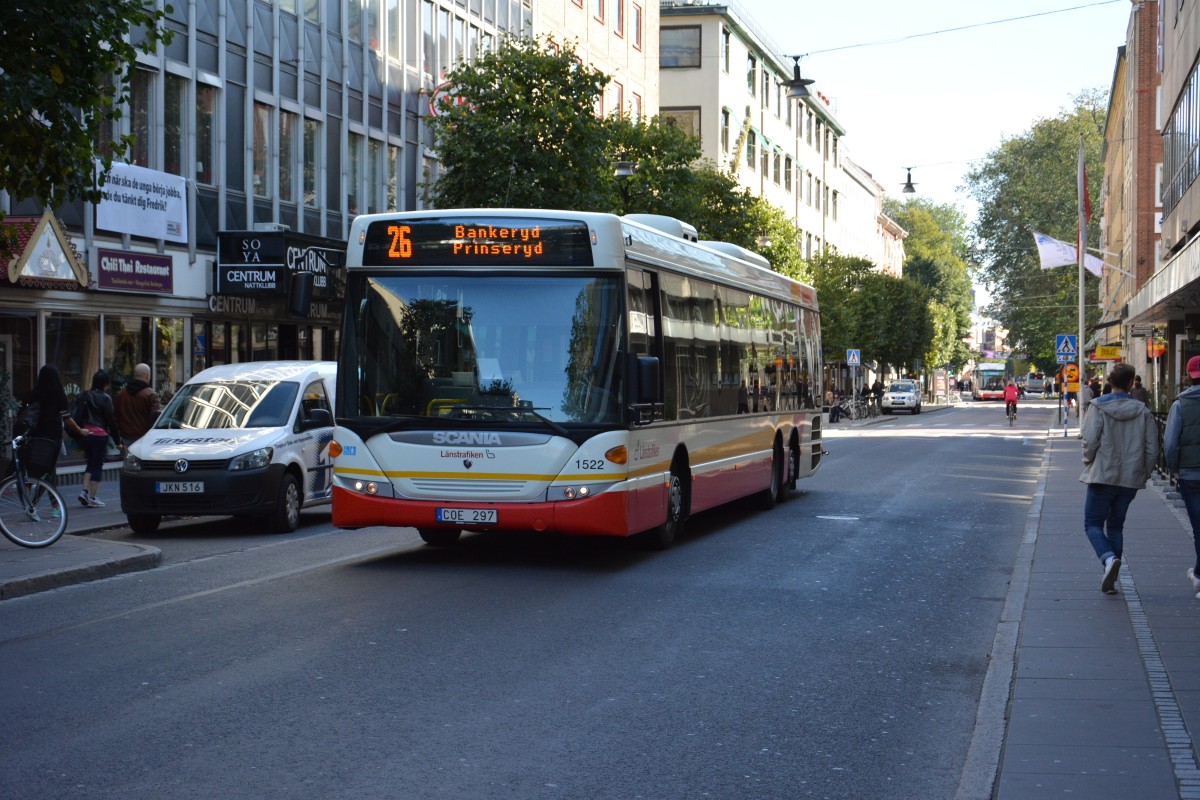 COE 297 (Scania OmniLink) auf den Weg durch die Innenstadt von Jönköping am 15.09.2014.