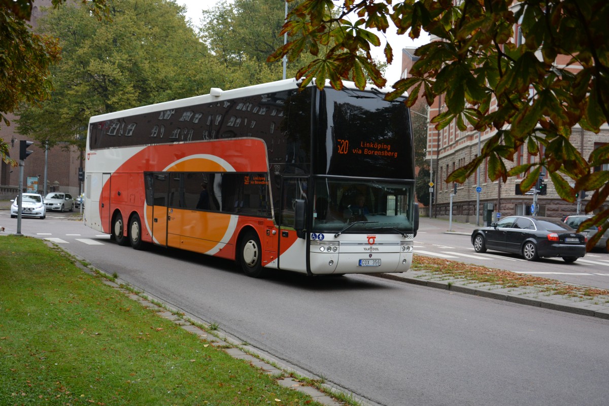 COX 356 ist am 19.09.2014 auf der Linie 520 unterwegs. Aufgenommen wurde ein VanHool T9 Ecke Sankt Larsgatan Linköping.