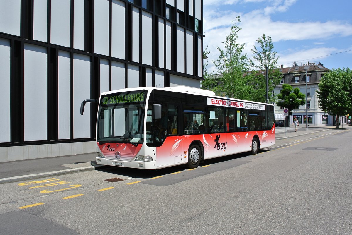 Da der BGU Doppelstcker zurzeit anderweitig gebraucht wird verkehrt aktuell wieder Citaro I Nr. 14 als CIS Schlerkurs in der Stadt Solothurn, 02.06.2017.