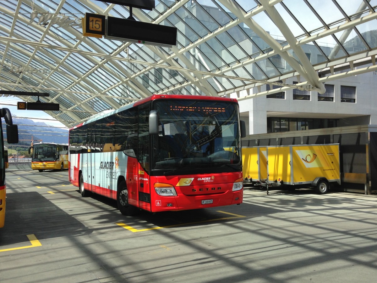 Da der Glacier Express auf der Linie Davos-Chur aufgehoben wurde, verkehrt nun als Ersatz ein neuer Glacier Express Bus. Im Bild steht dieser Setra in der Postautostation Chur, 06.06.2014.
