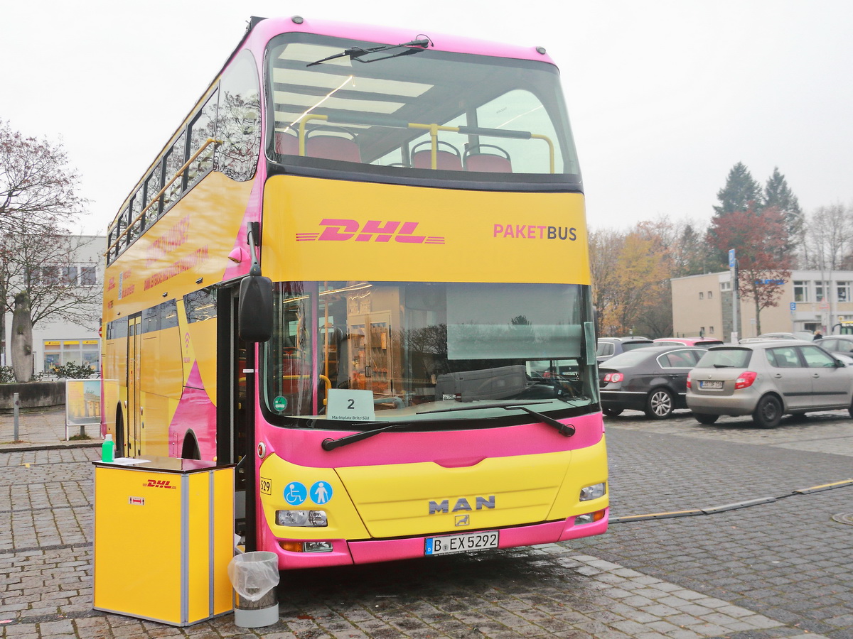 Das ist der Einstiegsbereich in einen sogenannte Paketbusse. Hier ein MAN Lions City der Bayern Express & P. Kühn Berlin GmbH am 09. Dezember 2020 auf den Marktplatz Britz-Süd in Berlin.