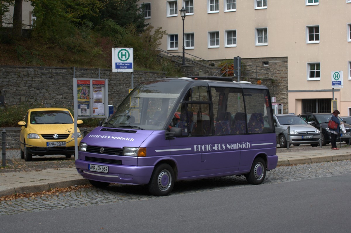 Das  ist kein Milka-Bus, sondern ein Regio-Bus, abgelichtet am  04.10.2014 um 10:42 Uhr in Annaberg Buchholz.Bushaltestelle Katharinenkirche.