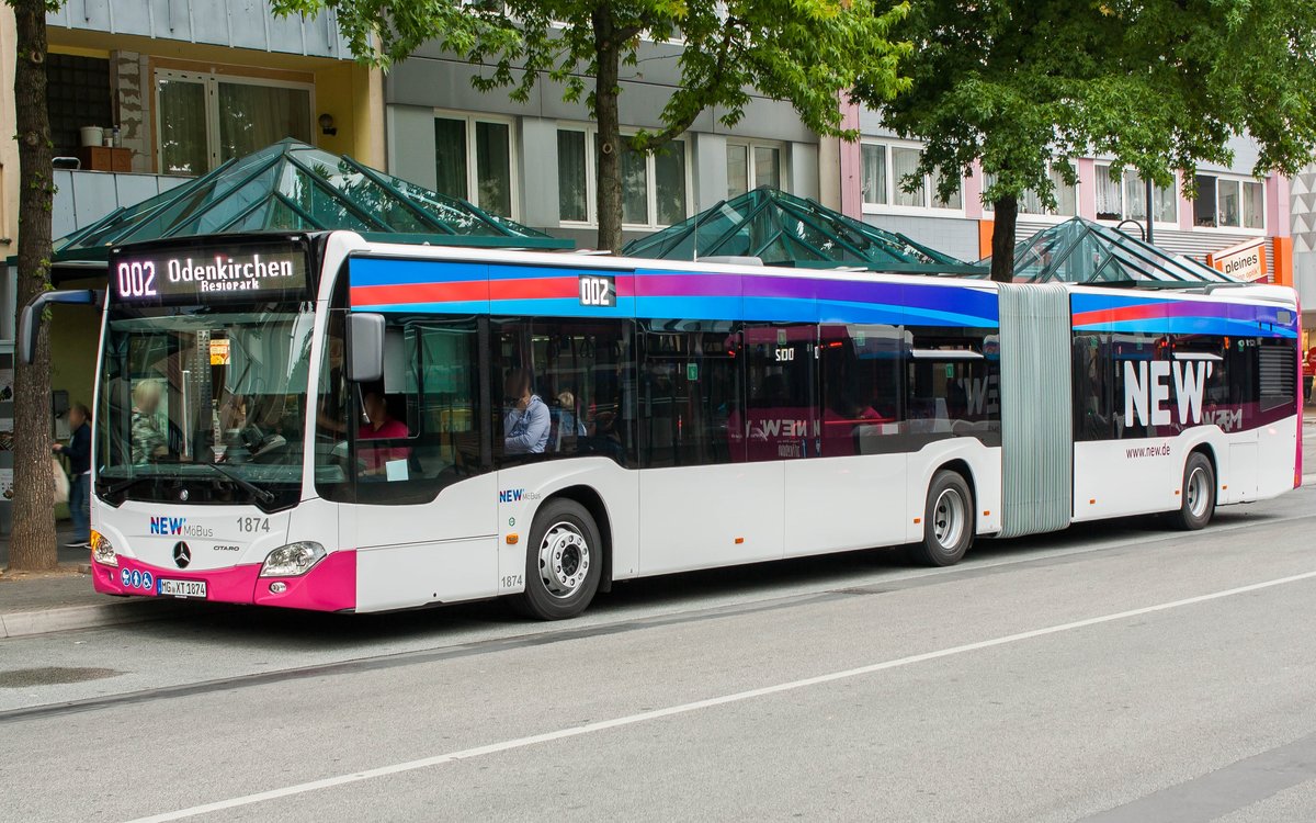 Das Neueste vom Neuen besitzt nun auch die NEW' Möbus. Dieser MB O530G der neusten Generation mit der Wagennummer 1874 konnte am Marienplatz in Mönchengladbach Rheydt aufgenommen werden. | August 2018