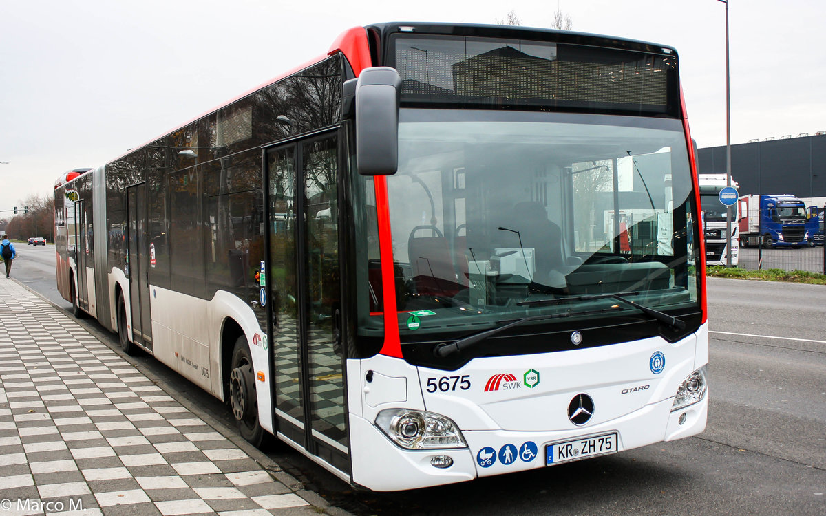 Das Neueste vom Neuen besitzt nun auch die Stadtwerke Krefeld. Dieser MB O530G C2 Hybrid der neusten Generation mit der Wagennummer 5675, konnte an der Haltestelle Edelstahlwerk Tor 3 aufgenommen werden. | Dezember 2018
