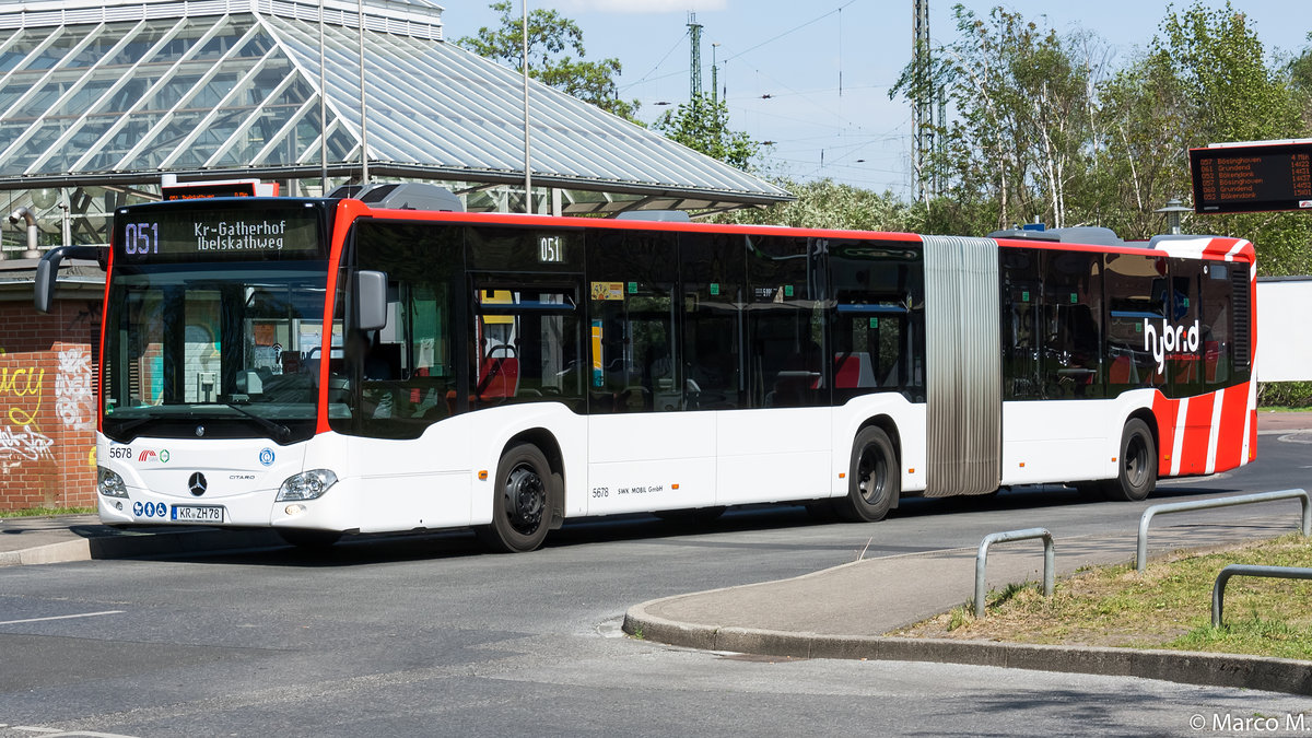 Das Neueste vom Neuen besitzt nun auch die Stadtwerke Krefeld. Dieser MB O530G C2 Hybrid der neusten Generation mit der Wagennummer 5678, konnte an der Haltestelle Krefeld Hauptbahnhof Süd aufgenommen werden. | April 2019
