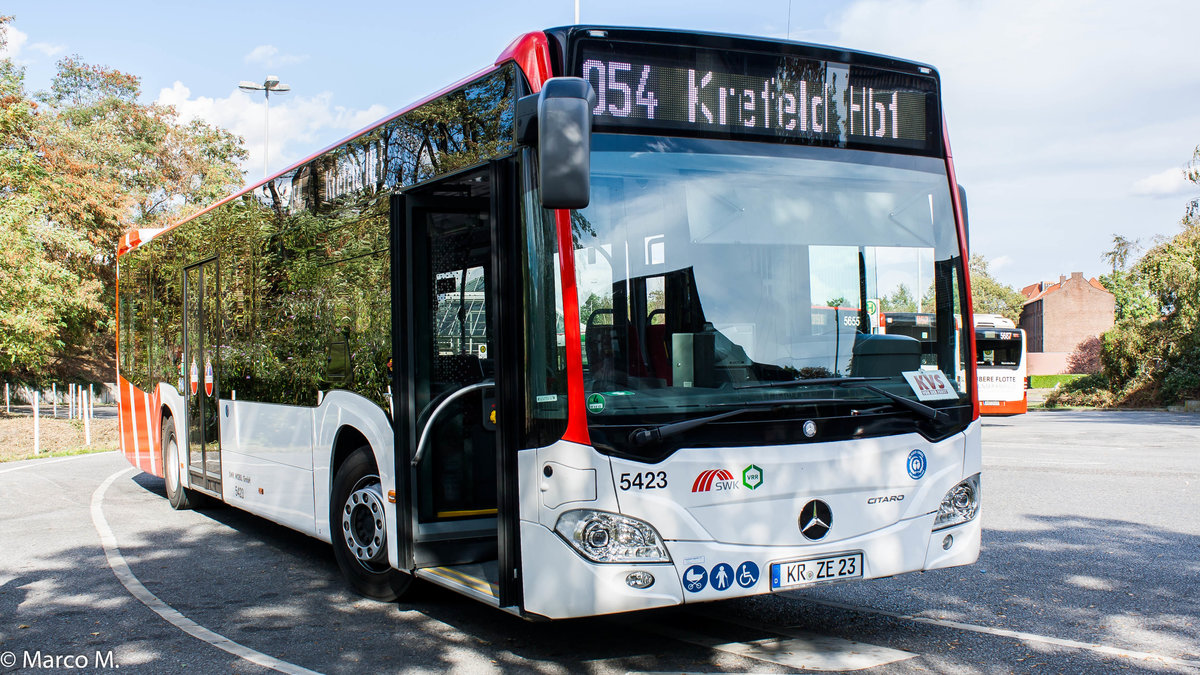 Das Neuste vom Neuen besitzt ebenfalls die SWK (Stadtwerke Krefeld). Am Krefelder Hauptbahnhof (Süd) konnte dieser MB O530 der neusten Generation mit der Wagennummer 5423 von der SWK fotografiert werden. | September 2018